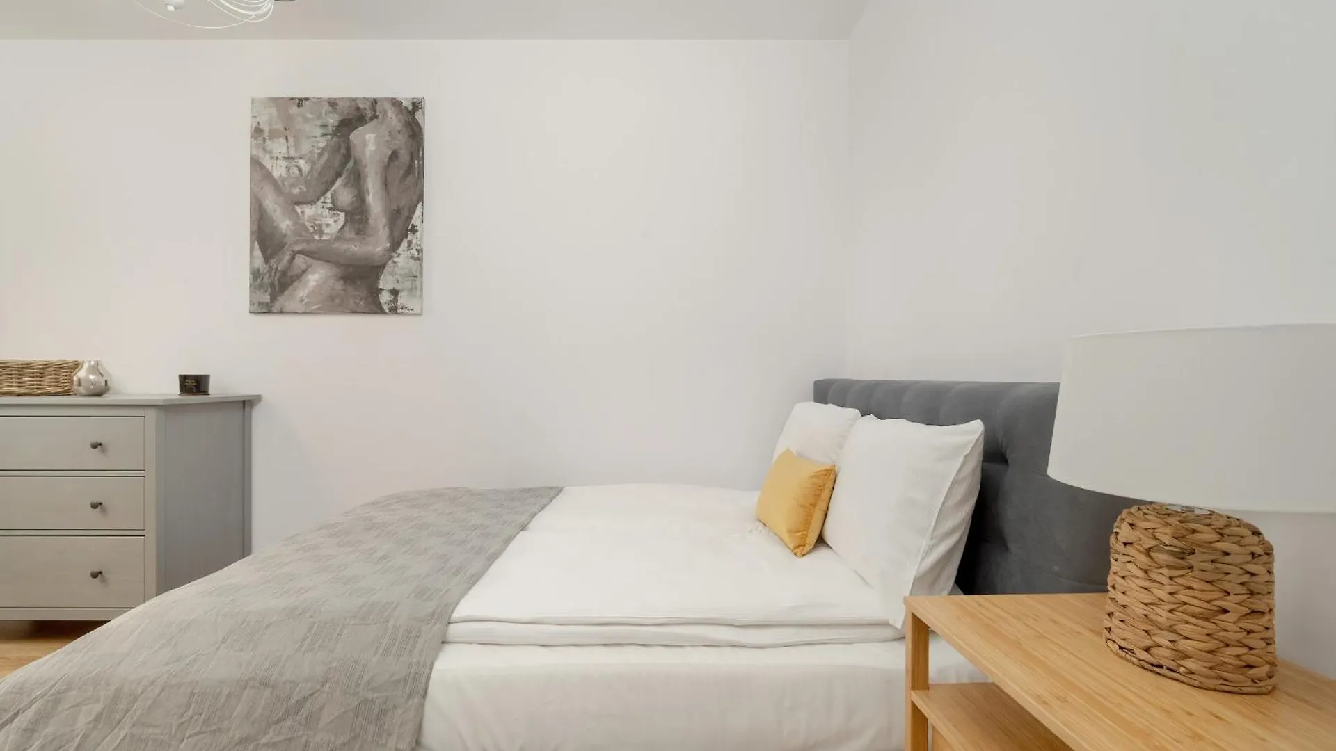 Apartment With 2 Bedrooms & Balcony And Free Garage Wroclaw By Noclegi Renters
