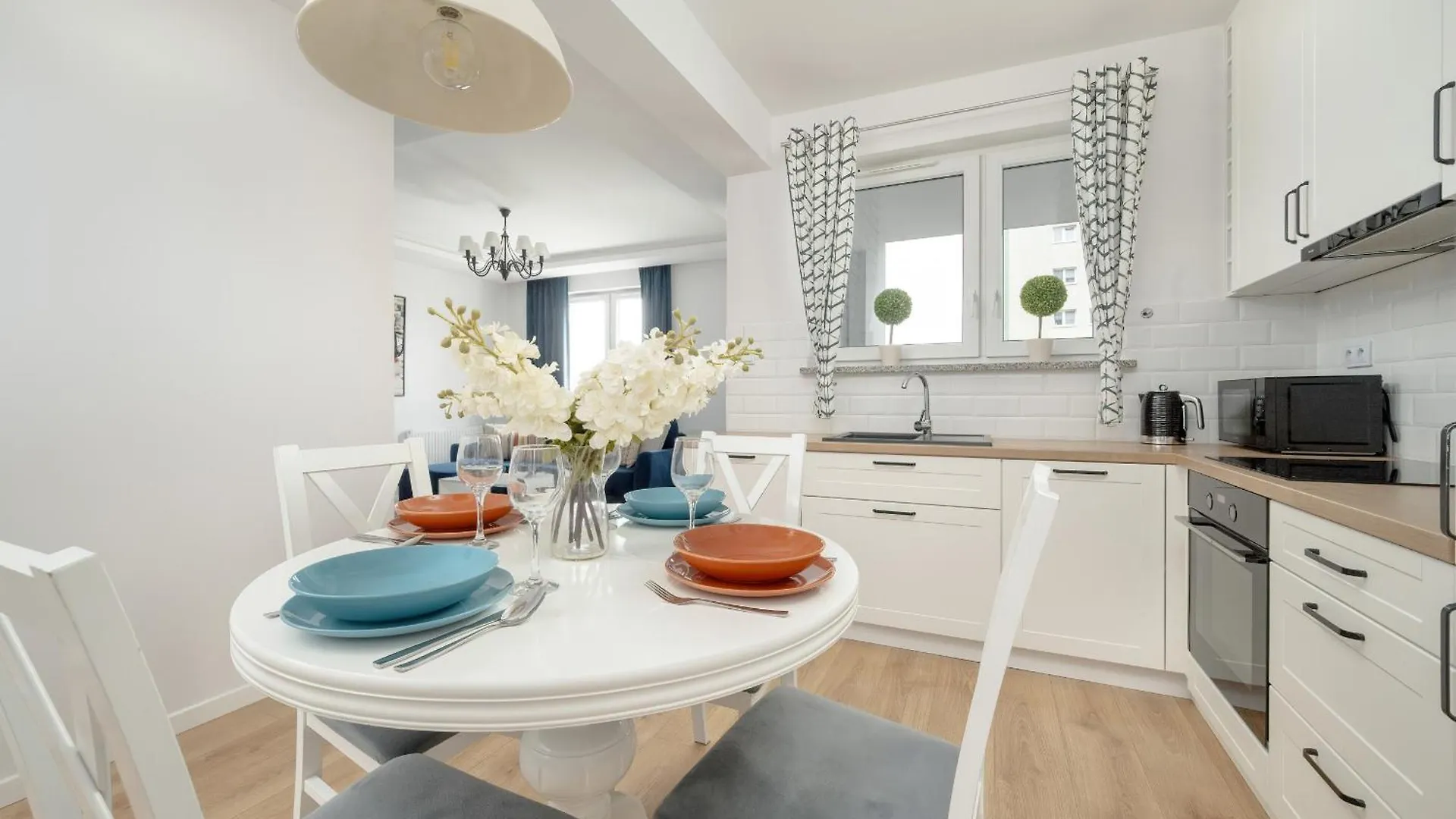 Apartment With 2 Bedrooms & Balcony And Free Garage Wroclaw By Noclegi Renters